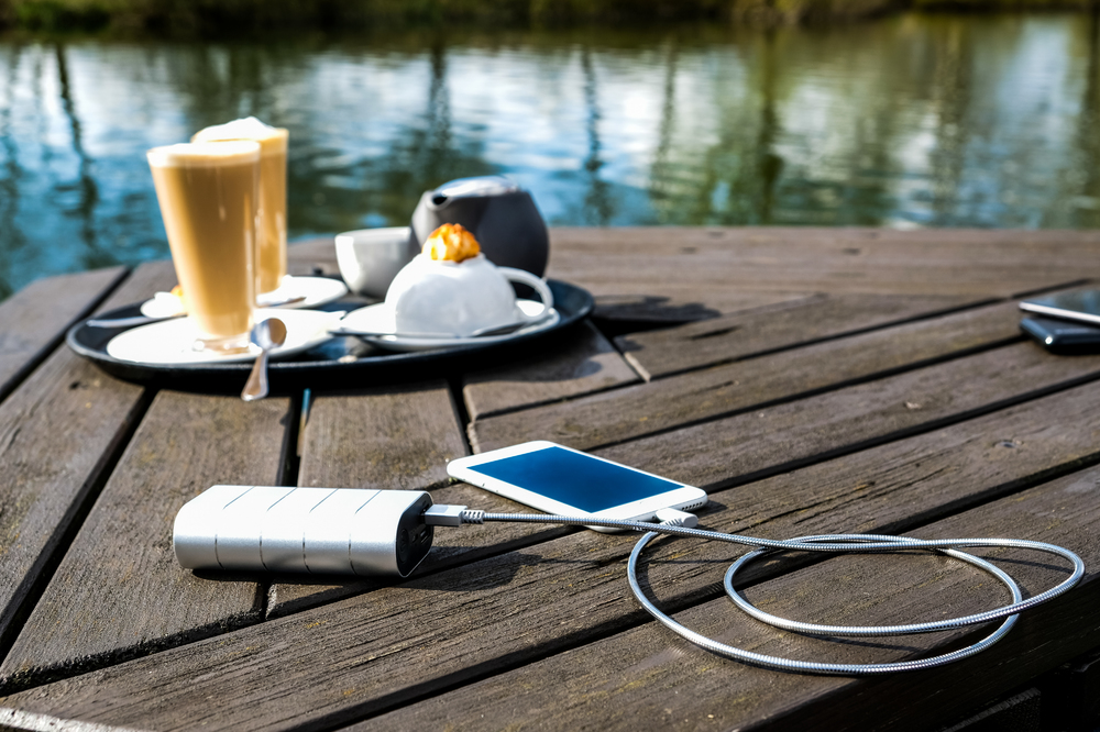 49572 48876 Power Bank & Cable Lifestyle 78