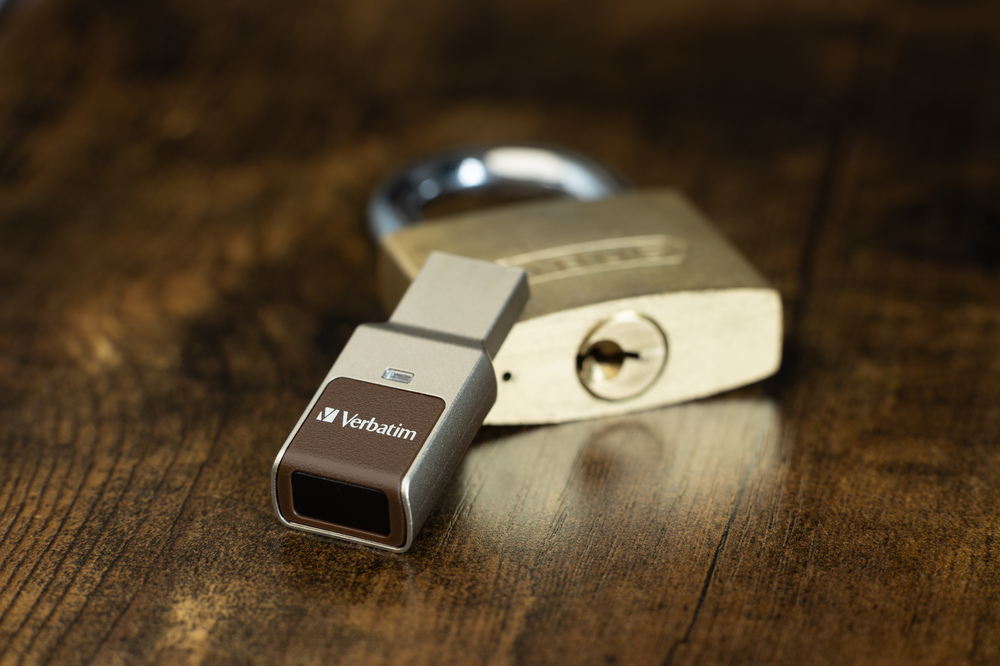 Clé USB 3.2 Gen 1 sécurisée à reconnaissance d'empreinte digitale 64 Go*