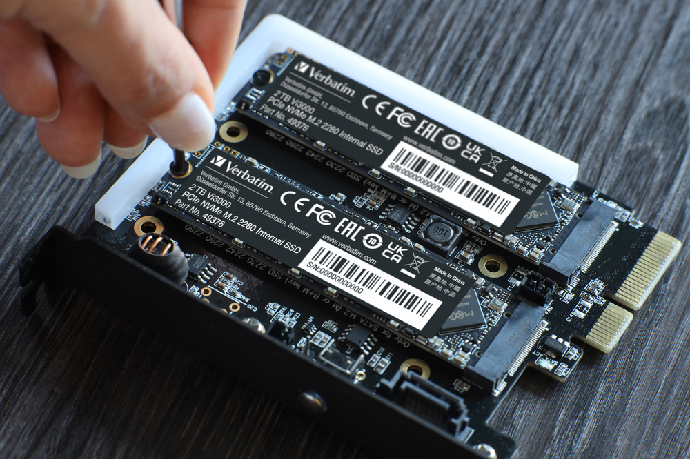 Verbatim Vi3000 M.2 PCIe Gen 3 NVMe SSD 49376 Lifestyle01
